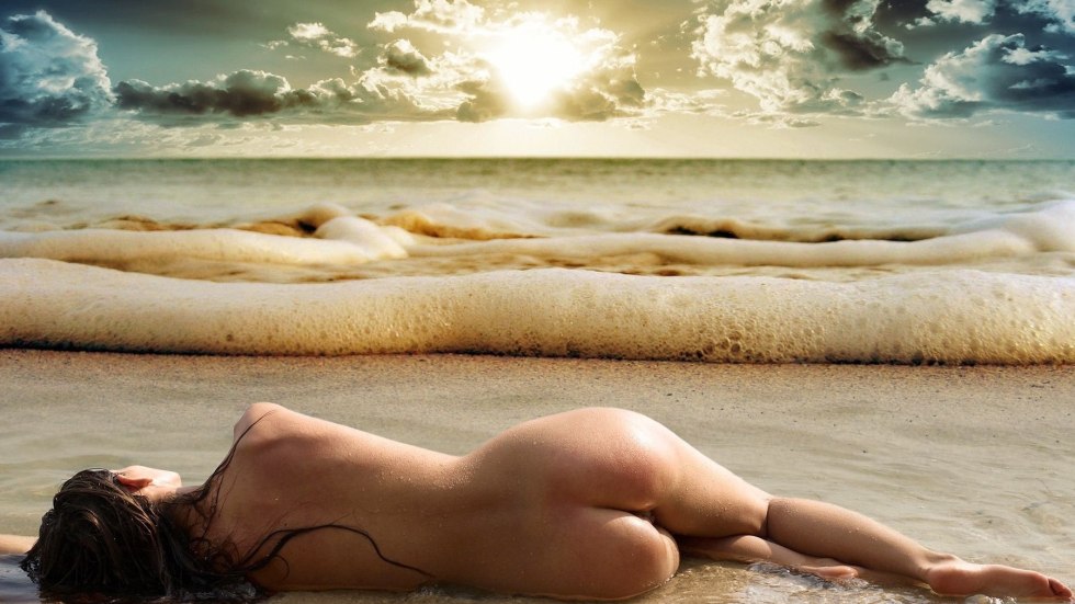 Photo shoot on the seashore nude