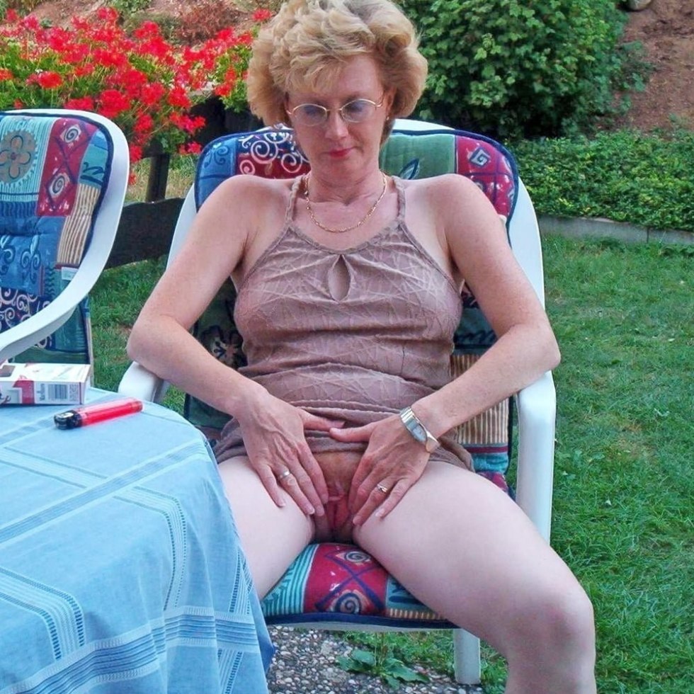 Sexy Granny Flashing Her Tits and Cunt At Public Park