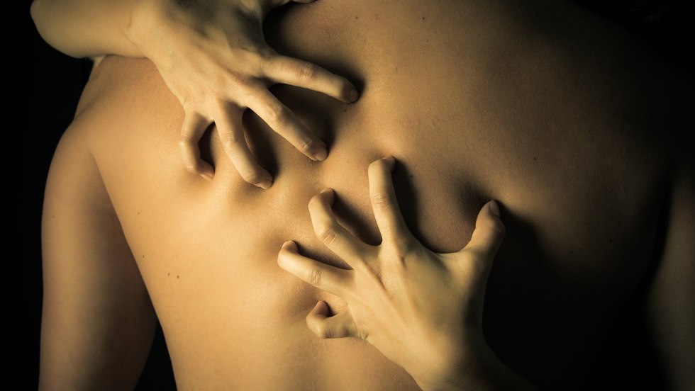 Male hands on the female body