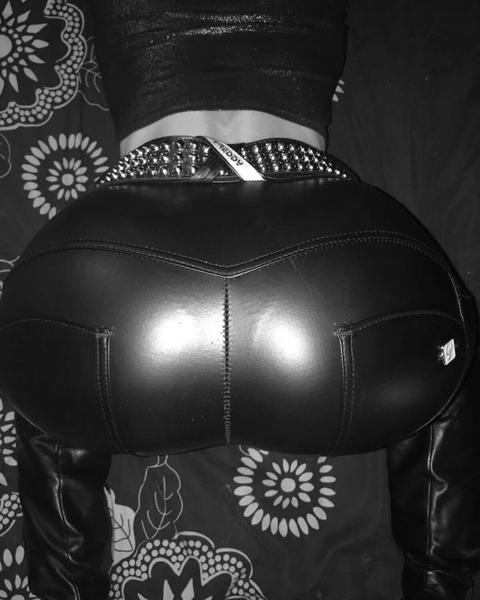 Erotic girls in leggings