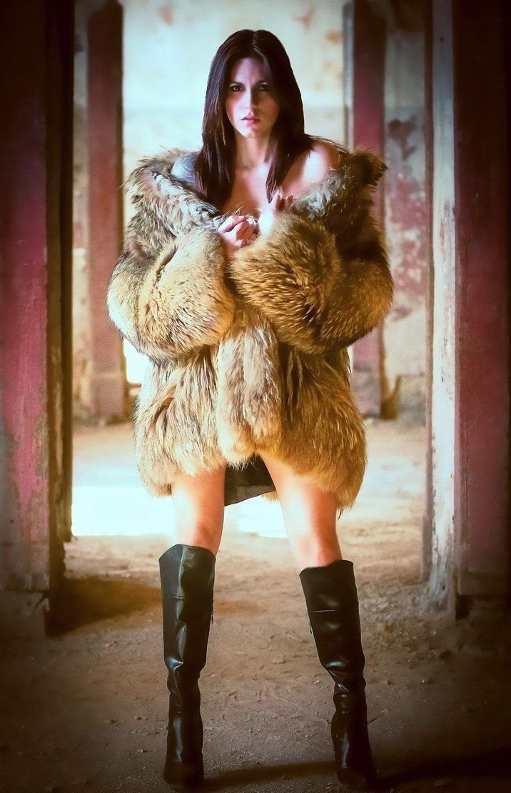 Naked women in fur fur coats