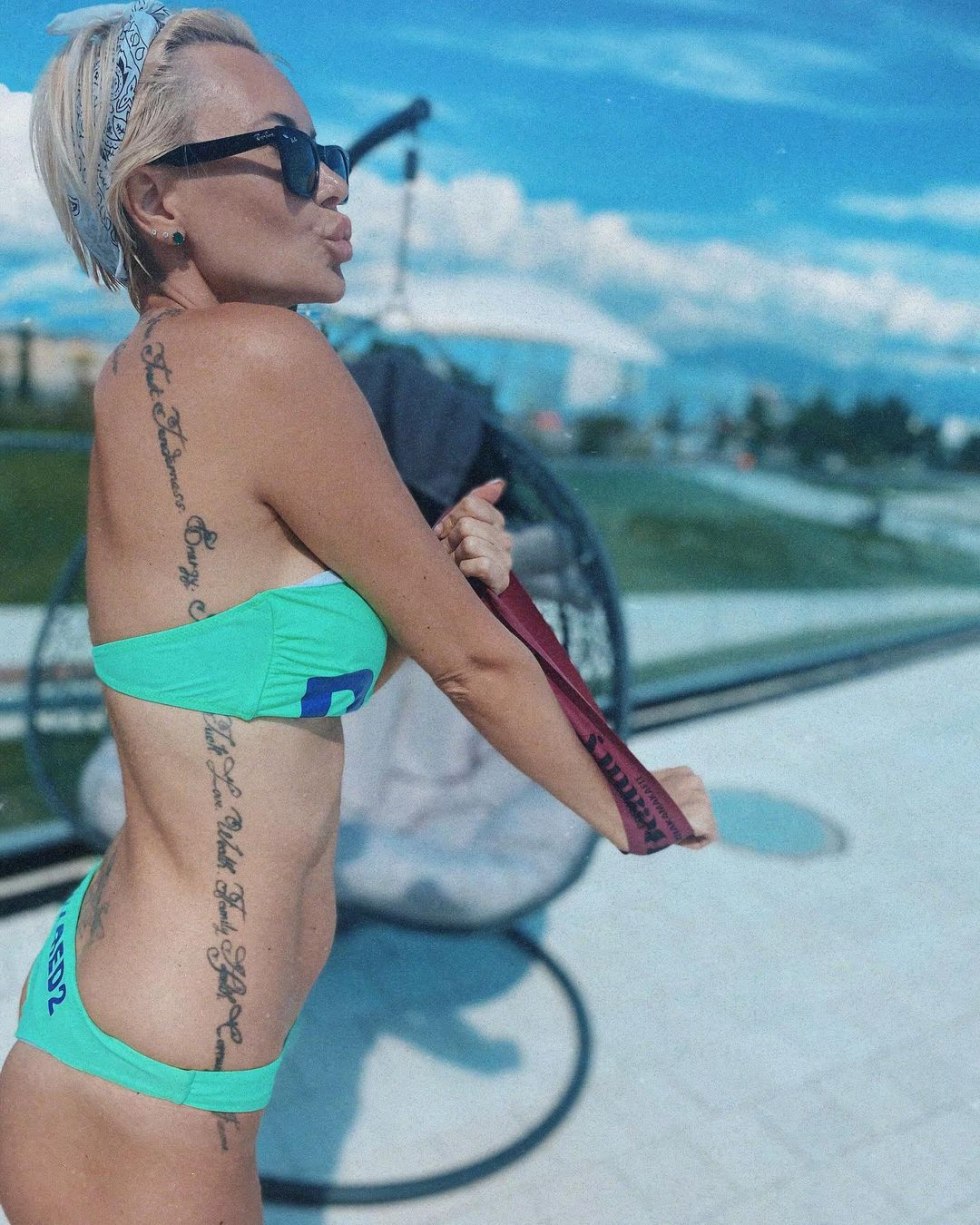 Elina Kamiren's legs