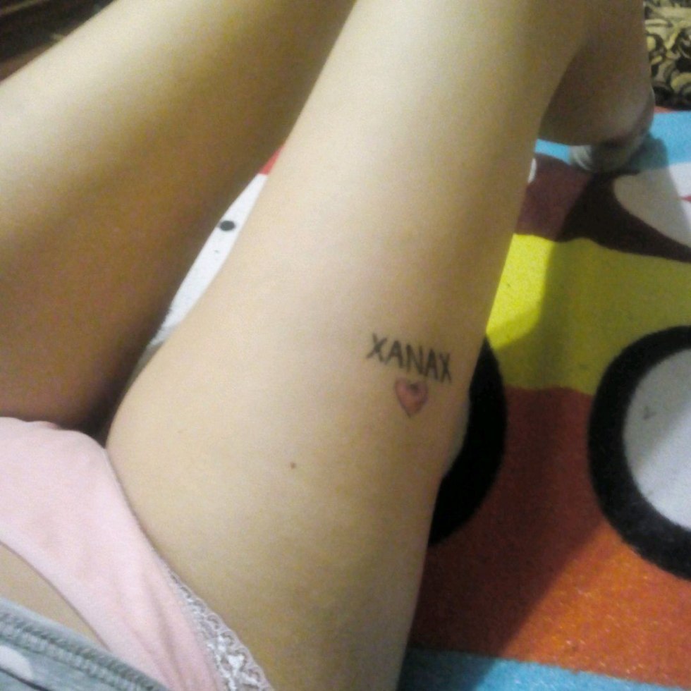 Arty Arty Gacha Life with white hair and gently red strand