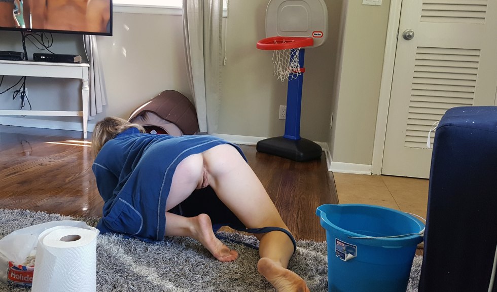 Naked Big Ass on Her Knees Cleaning The Floor