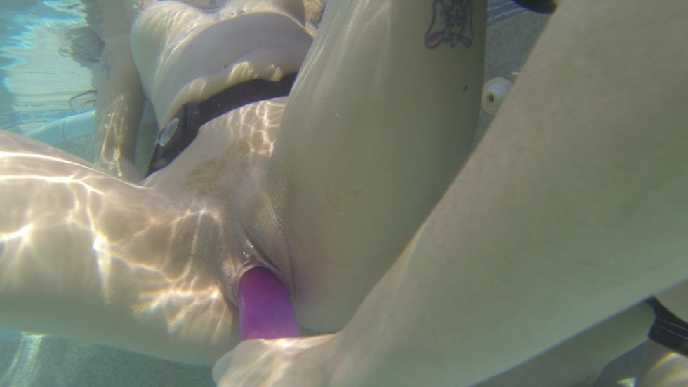 The guy cums under water