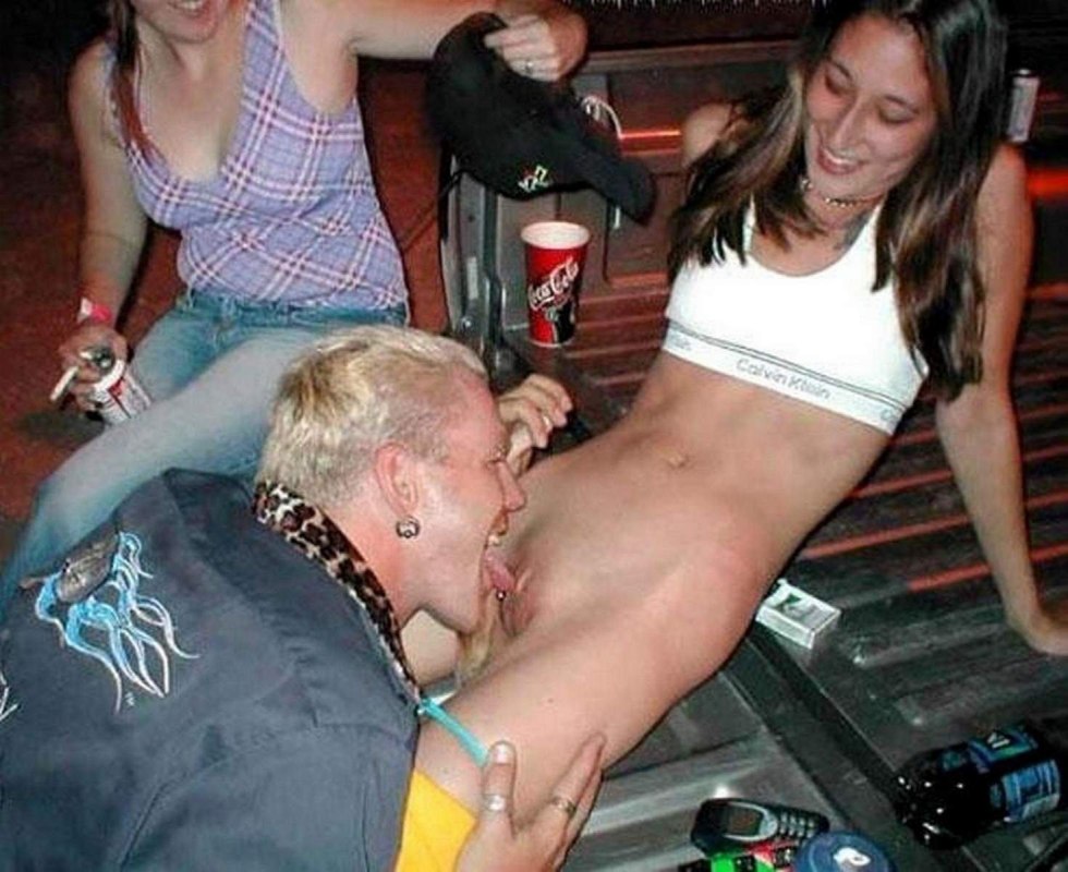 Cunnilingus in a public place