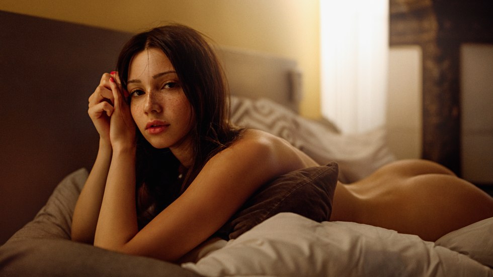 Photoshoot of a couple in bed