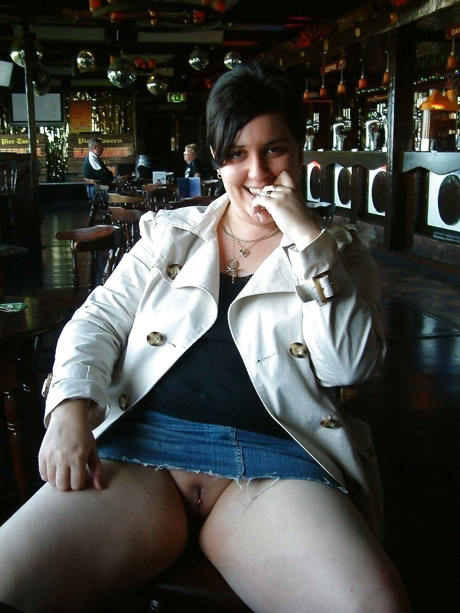 Fatow without panties under the skirt