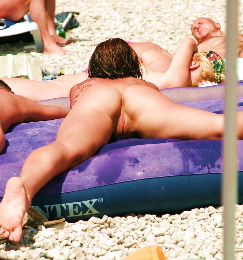 Naked women on the beach spied