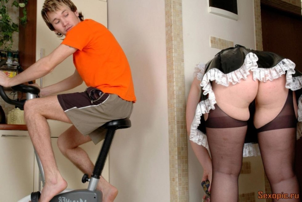 The maid is removed without panties